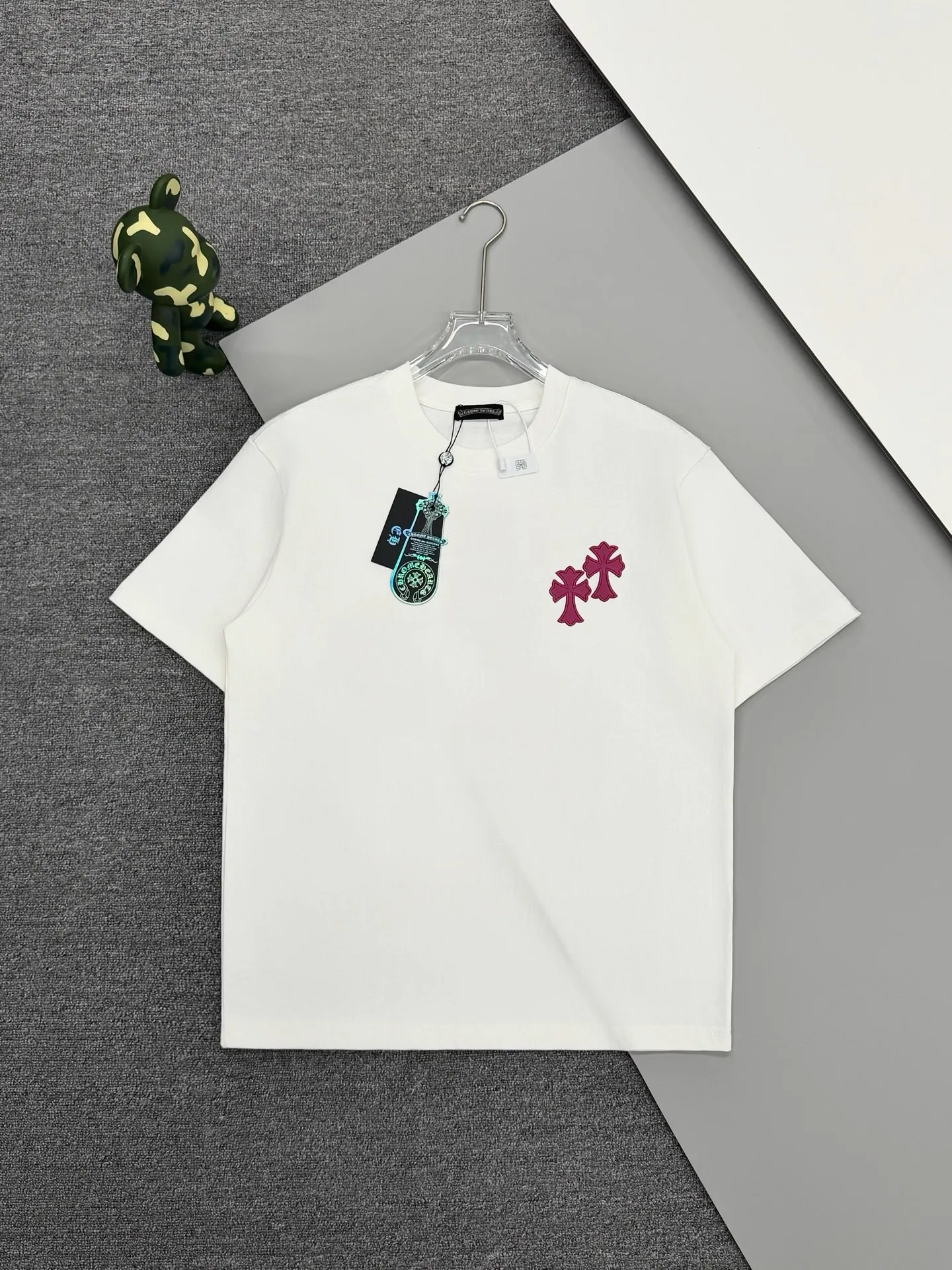 P170 [High Quality] Chrome hearts T-shirt short sleeve. The new model is embroidered with leather horseshoe logo on the front and back, and the back panel is designed with leather ten-rivet embroidery. High-end custom-made 32-count 285-gram fabric. Soft to the touch. Comfortable to wear. Exquisite stitching. Fine workmanship. The upper body effect is incomparably handsome! Same style for men and women Color: Black White Size: S to xL Size chart S: Shoulder width 51 - Bust 55 - Clothing length 70 M: Shoulder width 53 - Bust 57 - Clothing length 72 L: Shoulder width 55 - Bust 59 - Clothing length 74 XL: Shoulder width 57 - Bust 61 - Clothing length 76